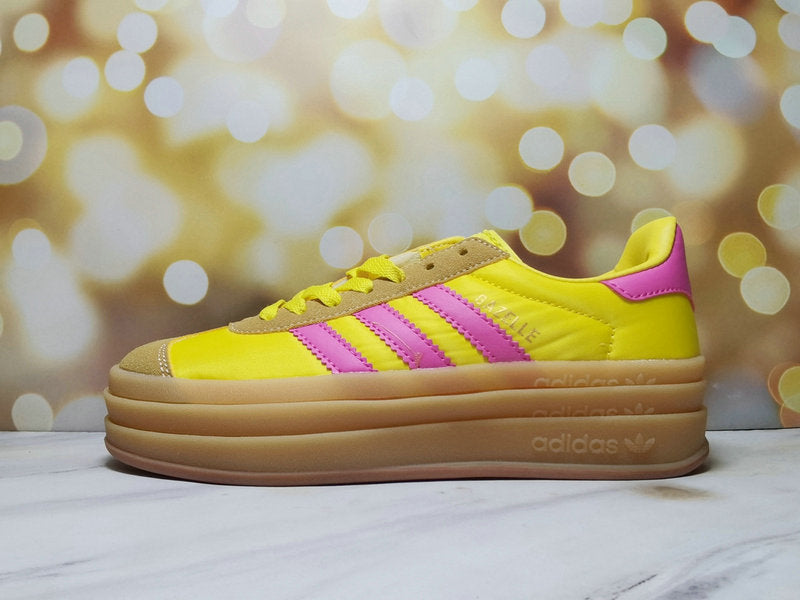 Les baskets Adidas Gazelle Bolt revisitent un classique emblématique avec une touche contemporaine, alliant style rétro et confort moderne.