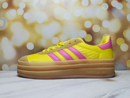 Les baskets Adidas Gazelle Bolt revisitent un classique emblématique avec une touche contemporaine, alliant style rétro et confort moderne.