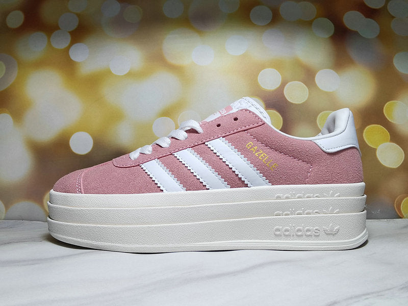 Les baskets Adidas Gazelle Bolt revisitent un classique emblématique avec une touche contemporaine, alliant style rétro et confort moderne.
