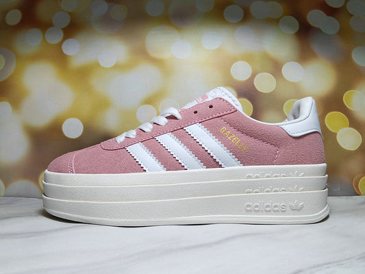 Les baskets Adidas Gazelle Bolt revisitent un classique emblématique avec une touche contemporaine, alliant style rétro et confort moderne.