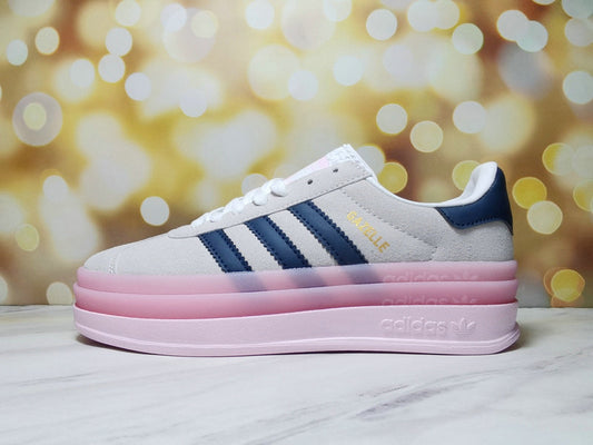 Les baskets Adidas Gazelle Bolt revisitent un classique emblématique avec une touche contemporaine, alliant style rétro et confort moderne.