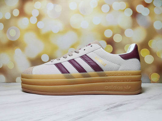 Les baskets Adidas Gazelle Bolt revisitent un classique emblématique avec une touche contemporaine, alliant style rétro et confort moderne.