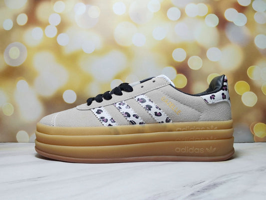 Les baskets Adidas Gazelle Bolt revisitent un classique emblématique avec une touche contemporaine, alliant style rétro et confort moderne.