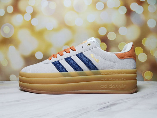 Les baskets Adidas Gazelle Bolt revisitent un classique emblématique avec une touche contemporaine, alliant style rétro et confort moderne.