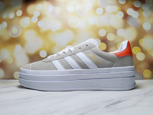 Les baskets Adidas Gazelle Bolt revisitent un classique emblématique avec une touche contemporaine, alliant style rétro et confort moderne.