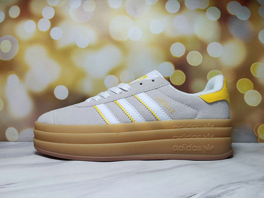 Les baskets Adidas Gazelle Bolt revisitent un classique emblématique avec une touche contemporaine, alliant style rétro et confort moderne.