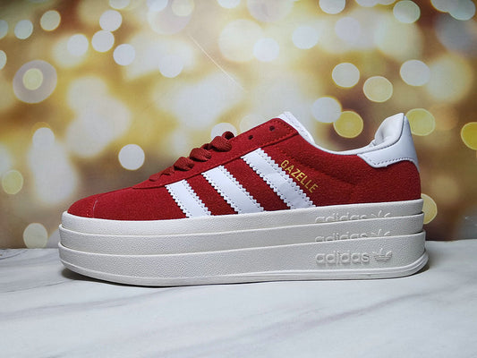 Les baskets Adidas Gazelle Bolt revisitent un classique emblématique avec une touche contemporaine, alliant style rétro et confort moderne.