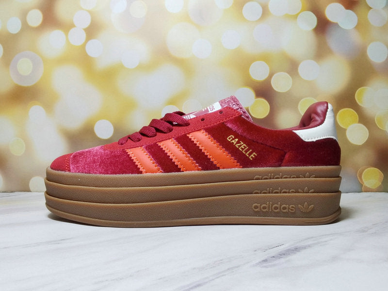 Les baskets Adidas Gazelle Bolt revisitent un classique emblématique avec une touche contemporaine, alliant style rétro et confort moderne.