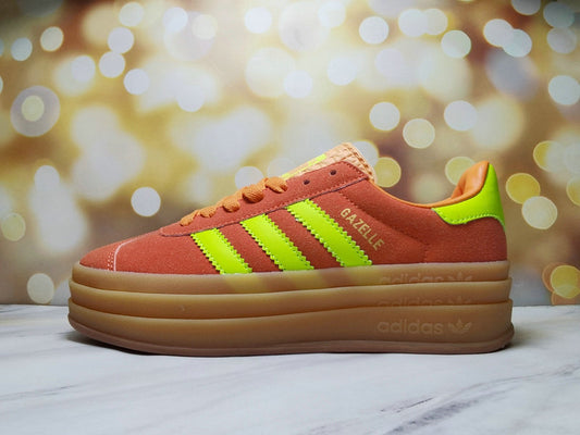 Les baskets Adidas Gazelle Bolt revisitent un classique emblématique avec une touche contemporaine, alliant style rétro et confort moderne.