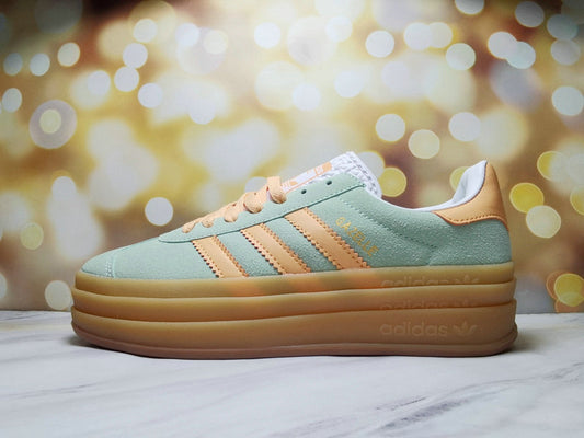 Les baskets Adidas Gazelle Bolt revisitent un classique emblématique avec une touche contemporaine, alliant style rétro et confort moderne.