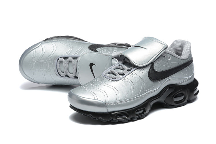 Les baskets Nike Air Max Tiempo combinent design emblématique et technologie avancée pour offrir une chaussure à la fois élégante et performante. Pas cher.  Le moins cher.
