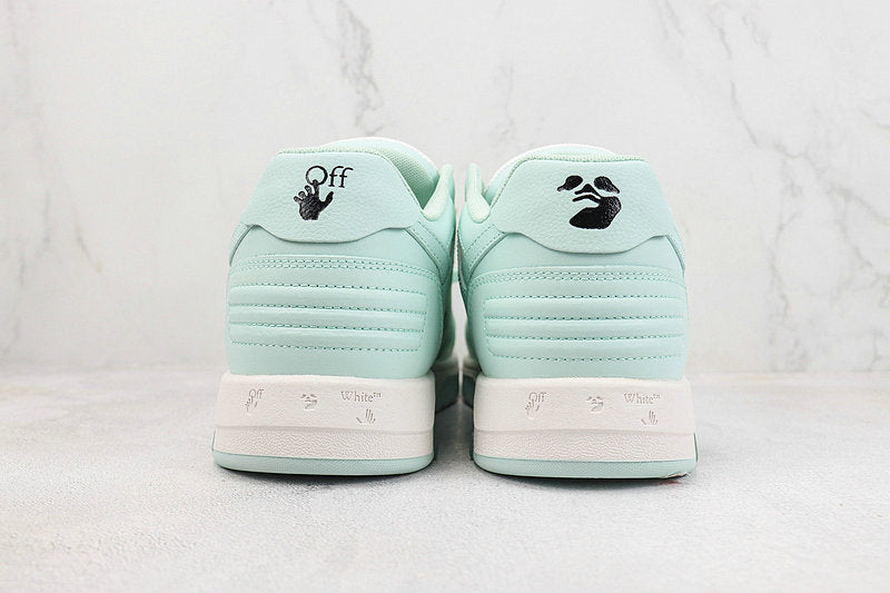 Découvrez les baskets Off-white, fusion parfaite de la mode haut de gamme et du streetwear. Osez un style audacieux avec ces pièces uniques !