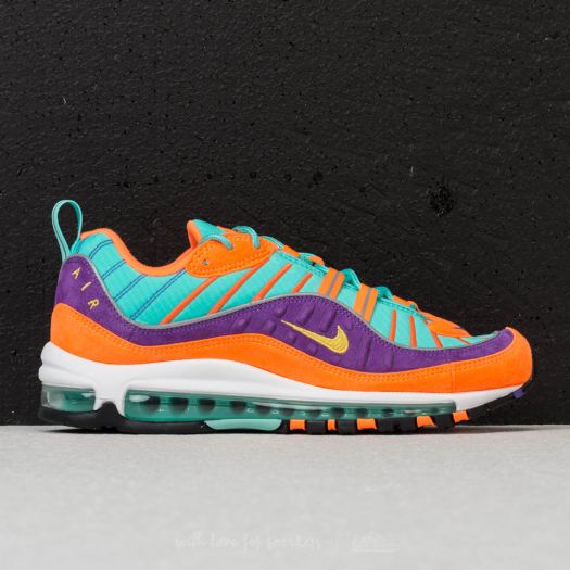Baskets Nike Air Max 98  Grape sont un témoignage de l'engagement de Nike à combiner style et innovation.
