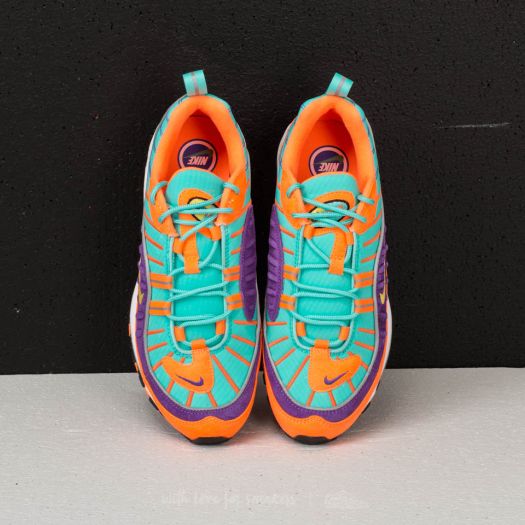 Baskets Nike Air Max 98  Grape sont un témoignage de l'engagement de Nike à combiner style et innovation.