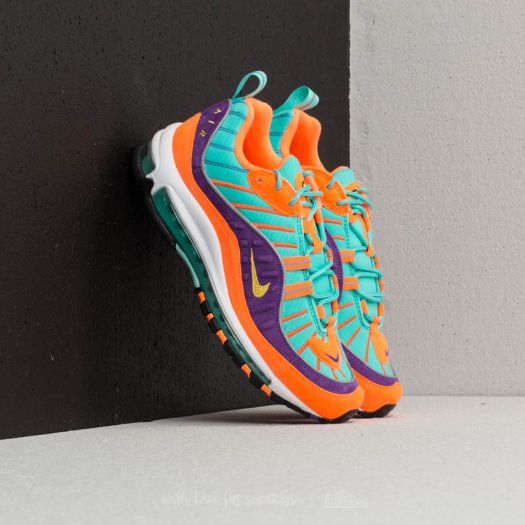 Baskets Nike Air Max 98  Grape sont un témoignage de l'engagement de Nike à combiner style et innovation.