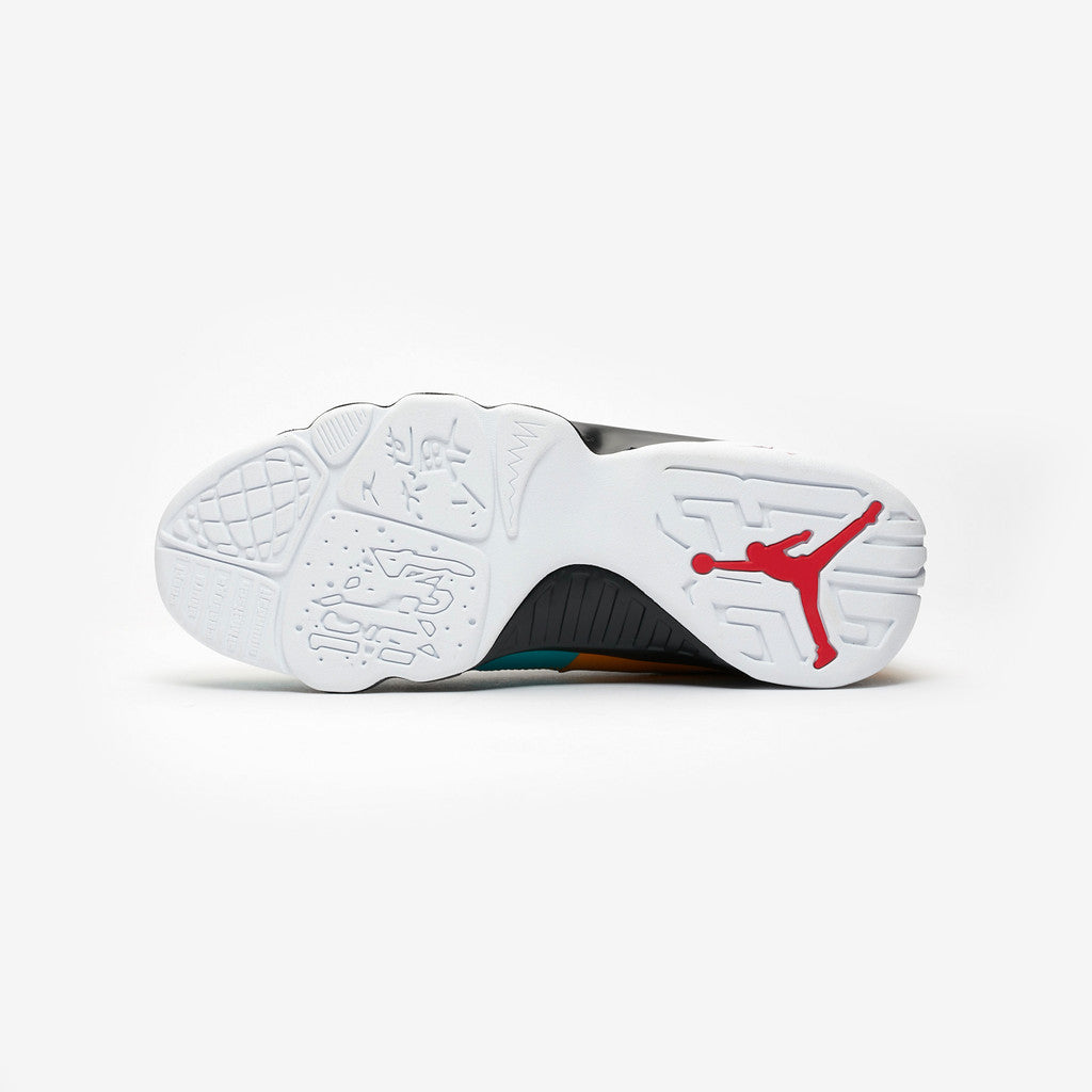 Baskets Air Jordan 9 Femme Elles ont conquis les amateurs de mode grâce à leur esthétique audacieuse et leurs innovations techniques.