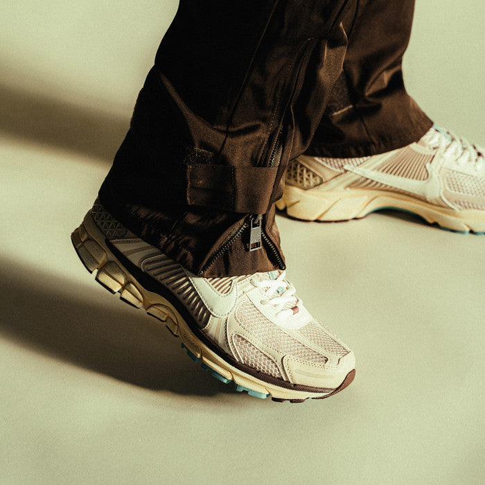 Les baskets Nike Zoom Vomero 5 Oatmeal Femme combinent élégance et performance dans la gamme de running de Nike.