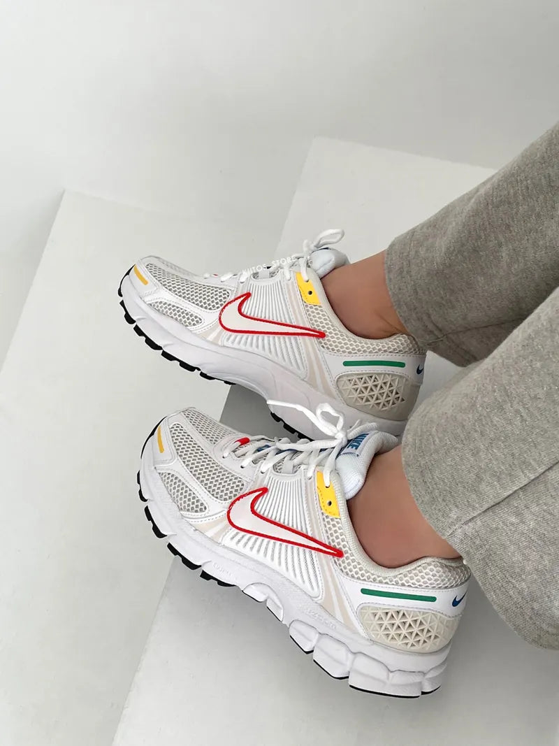 Les baskets Nike Air Zoom Vomero 5 Primary Colors Femme sont une incarnation parfaite de la performance avancée et du design vibrant.