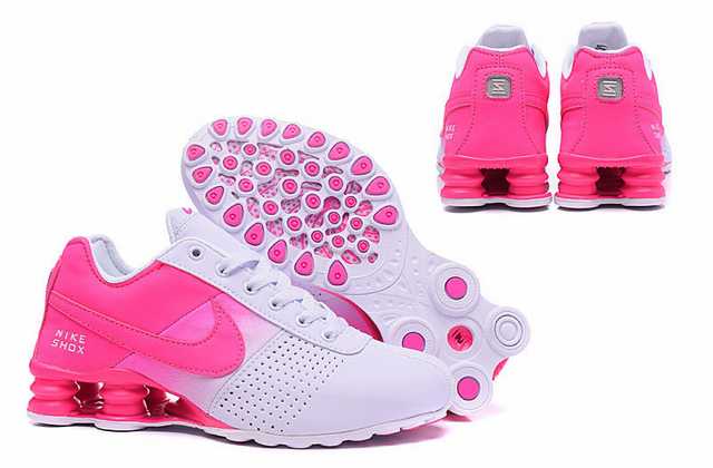 Résultant de l'évolution emblématique de la gamme Nike, les Nike Shox Femme incarnent l'esprit d'innovation et de style de la marque.