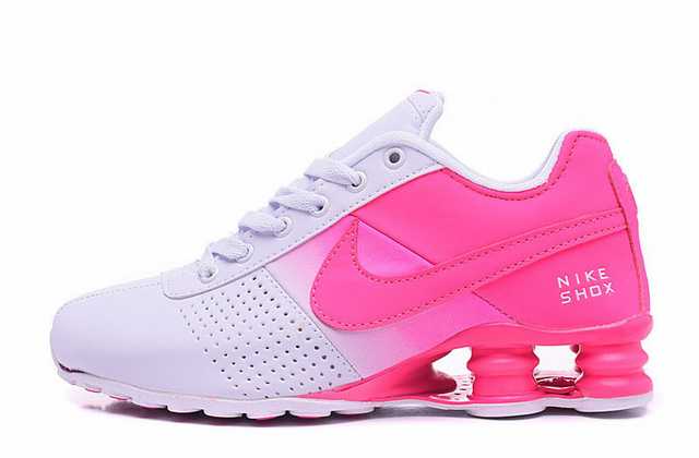 Résultant de l'évolution emblématique de la gamme Nike, les Nike Shox Femme incarnent l'esprit d'innovation et de style de la marque.