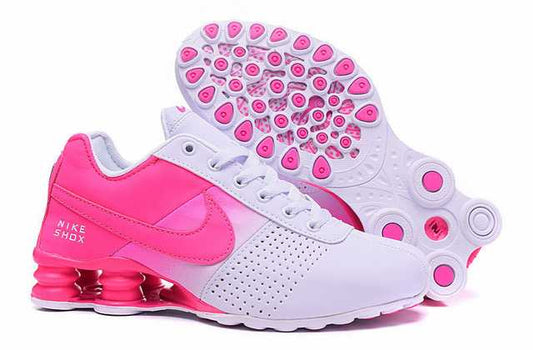 Résultant de l'évolution emblématique de la gamme Nike, les Nike Shox Femme incarnent l'esprit d'innovation et de style de la marque.