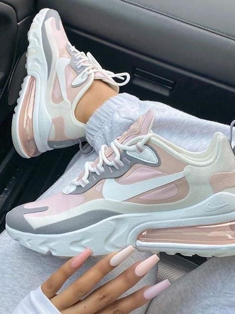 Les baskets Nike Air Max 270 Femme se démarquent par leur esthétique futuriste et leur technologie innovante.