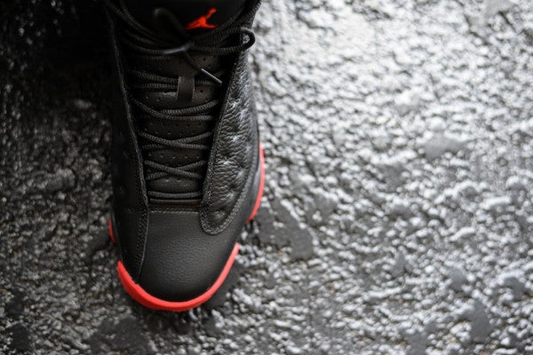 Les  baskets  Air Jordan 13 "Love & Respect" (Black and White) Femme permettent de personnaliser votre style tout en bénéficiant d’un confort supérieur.