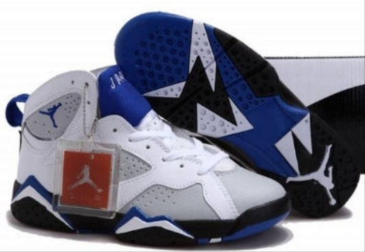 Les  baskets Air Jordan 7 Retro "Pantone" Femme permettent de personnaliser votre style tout en bénéficiant d’un confort supérieur.