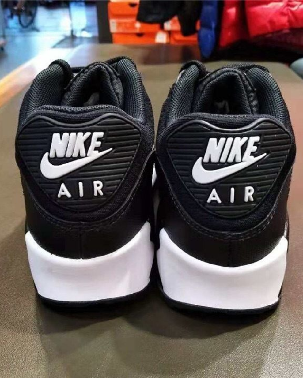 Les baskets grande taille Nike Air Max 90 conservent le design emblématique du modèle original tout en offrant un chaussant parfaitement adapté aux grandes pointures.