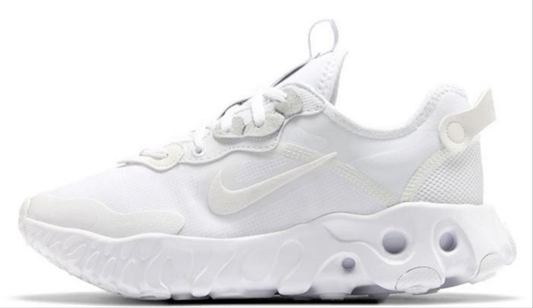 Résultant de l'innovation continue de Nike, les baskets Nike React Art3mis Femme illustrent l'engagement de la marque à allier design et technologie.