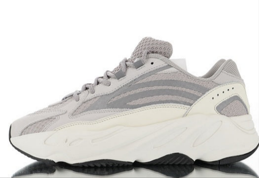 Les sneakers Adidas Yeezy 700 Femme. Issues de la collaboration entre Adidas et Kanye West, sont emblématiques pour leur design.