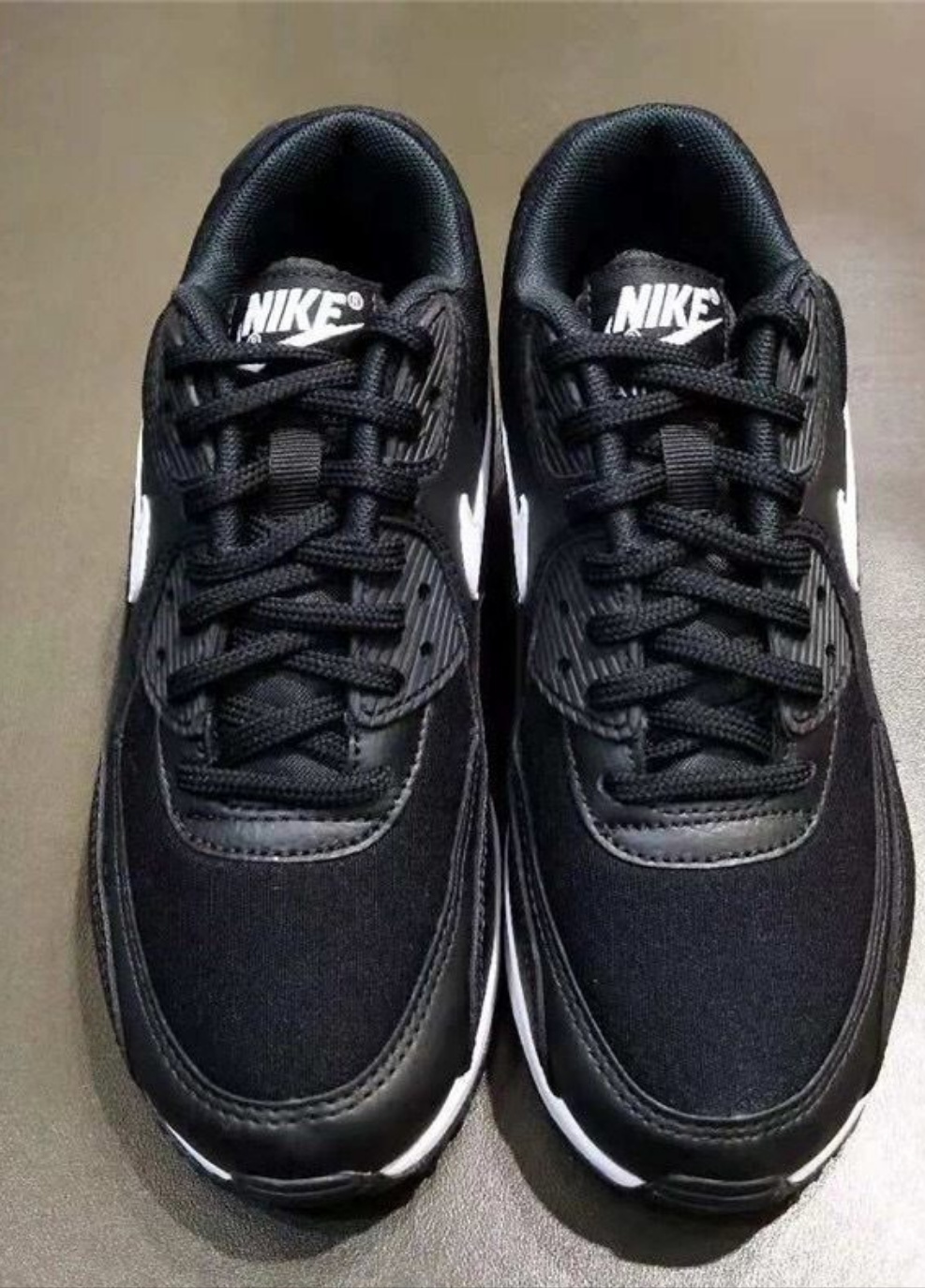 Les baskets grande taille Nike Air Max 90 conservent le design emblématique du modèle original tout en offrant un chaussant parfaitement adapté aux grandes pointures.
