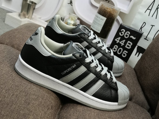 Les baskets Adidas Superstar Femme, emblématiques et intemporelles, ont été un symbole de style et de culture depuis leur lancement en 1969.