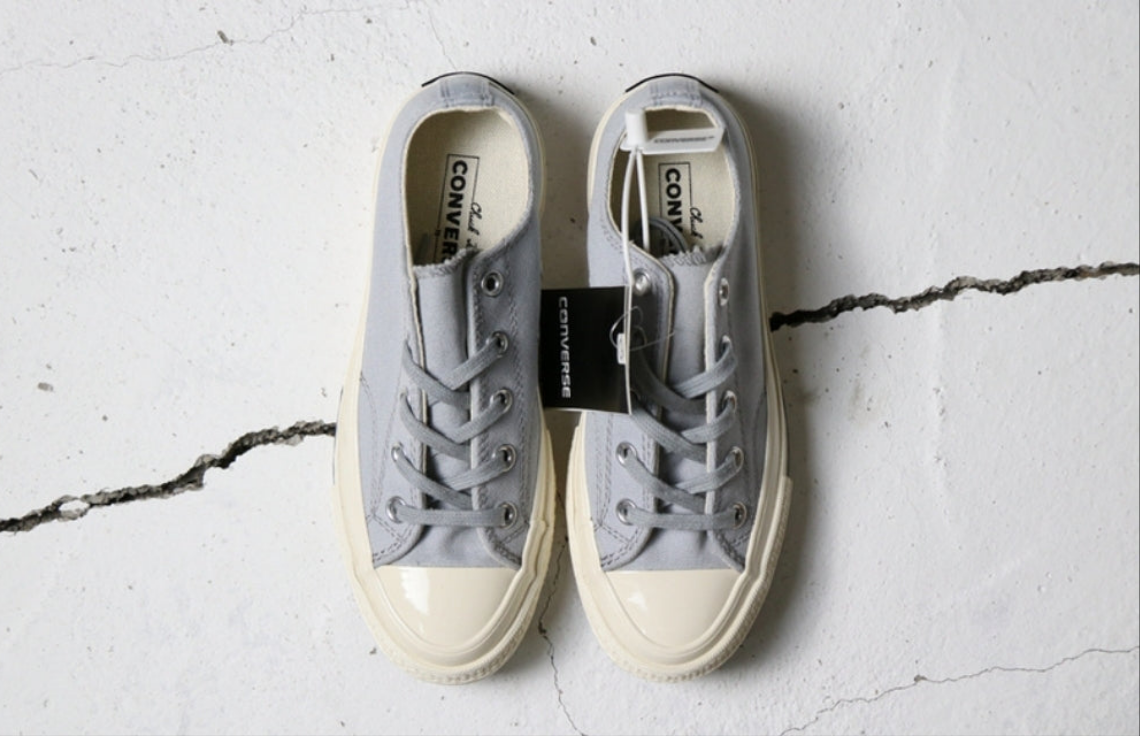 Les baskets Converse allient style intemporel et confort. Leur design emblématique avec la célèbre étoile et la silhouette classique en font un choix incontournable pour les amateurs de mode.