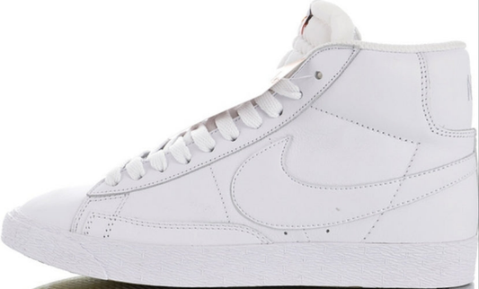 Les baskets Nike Blazer Low combinent un style intemporel et une élégance décontractée. Leur design épuré et leurs matériaux de qualité en font un choix prisé des amateurs de mode.