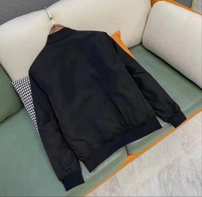 Les vestes Lacoste allient élégance et sportivité. Leur design épuré et leurs matériaux de qualité en font un choix incontournable.pas cher. Le moins cher.