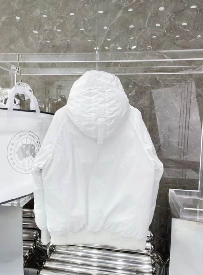 Les doudounes Canada Goose allient élégance et chaleur pour offrir une protection optimale contre le froid. Leur design sophistiqué et leurs matériaux de haute qualité. Pas cher. Le moins cher.