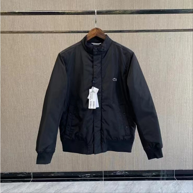Les vestes Lacoste allient élégance et sportivité. Leur design épuré et leurs matériaux de qualité en font un choix incontournable.pas cher. Le moins cher.