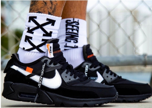 Les baskets Nike Air Max 90 sont synonymes de style emblématique et de confort absolu. Leur design intemporel et l'utilisation de matériaux de haute qualité en font un choix incontournable pour les amateurs de sneakers. 