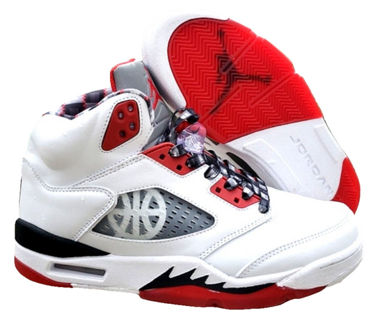 Les baskets Air Jordan 5 offrent un style audacieux et une performance exceptionnelle. leur design unique emblématique. Pas cher. Le moins cher.