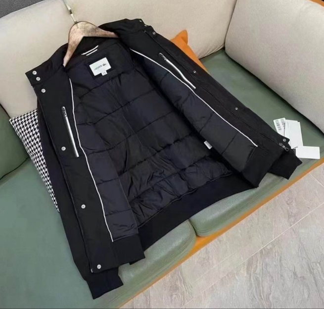 Les vestes Lacoste allient élégance et sportivité. Leur design épuré et leurs matériaux de qualité en font un choix incontournable.pas cher. Le moins cher.