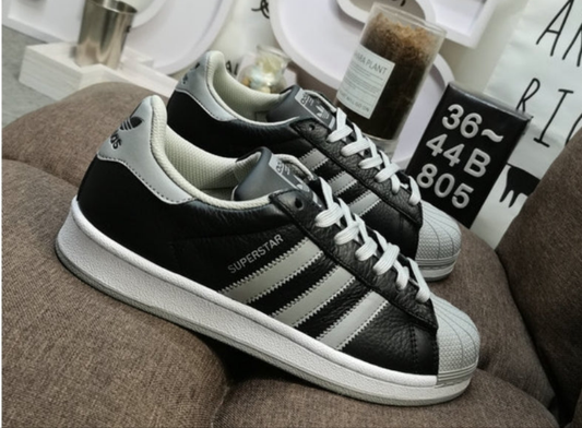 Les baskets Adidas Originals Superstar allient style rétro et confort moderne. Leur silhouette classique à bout et leur emblématique.