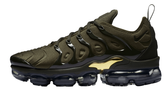 Les Nike Air Vapormax Plus TN Femme incarnent une fusion audacieuse entre l’héritage des baskets TN des années 90 et l’innovation moderne de la technologie Vapormax.