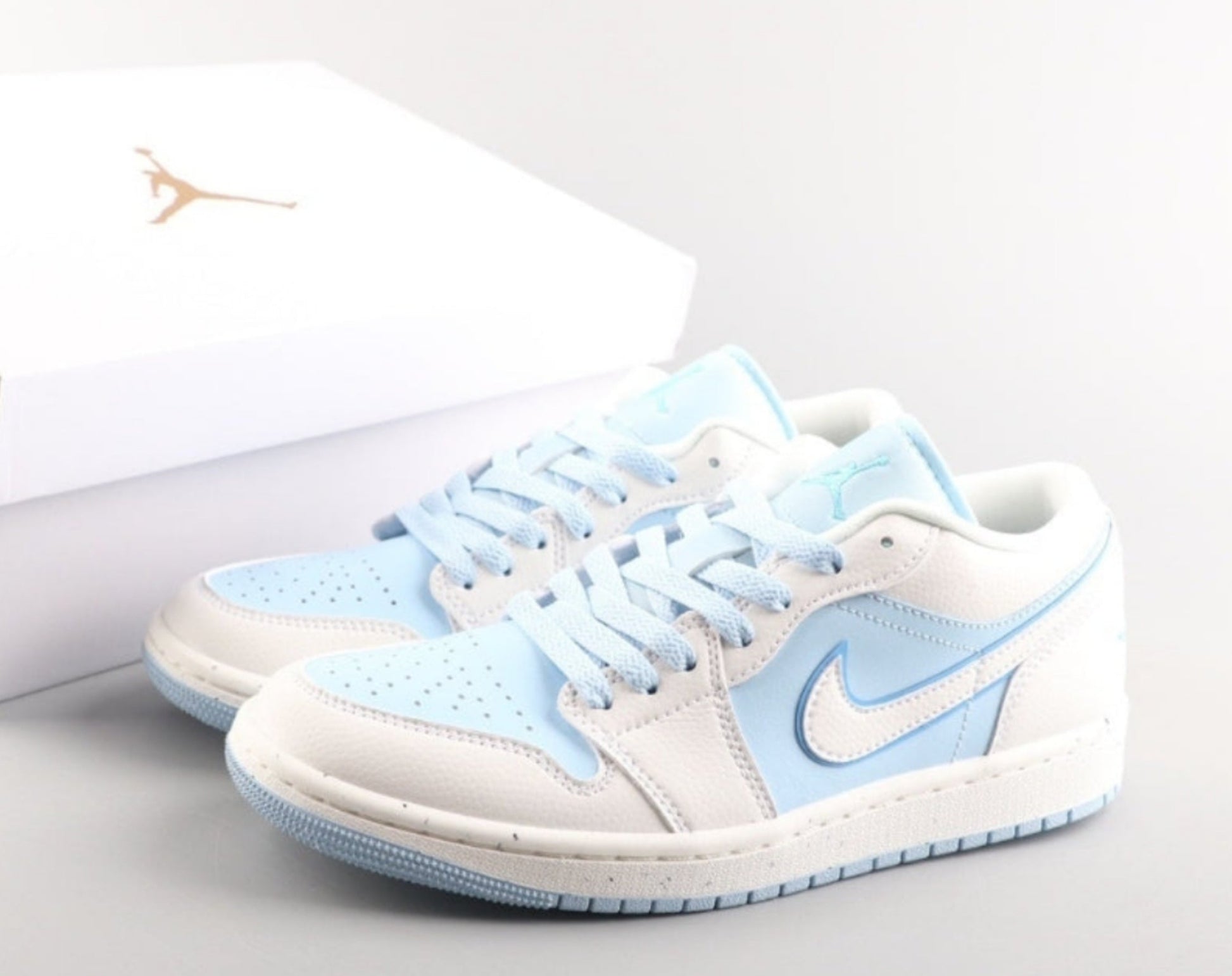 Les baskets Air Jordan 1 offrent un style iconique et une performance légendaire.

De plus, leur design emblématique et leur utilisation.