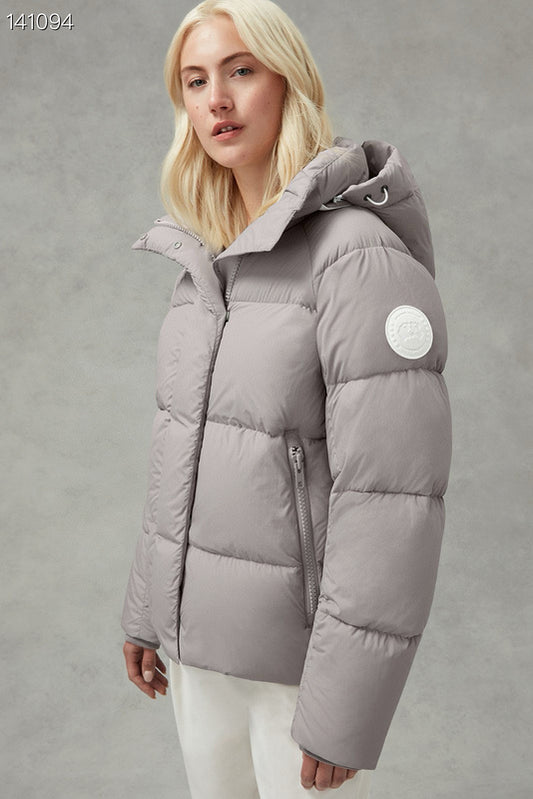 la Doudoune Canada G00se Femme est un témoignage de l'engagement de Canada G00se à combiner style,