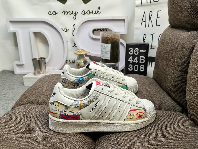 Les baskets Adidas Originals Superstar allient style rétro et confort moderne. Leur silhouette classique à bout et leur emblématique.