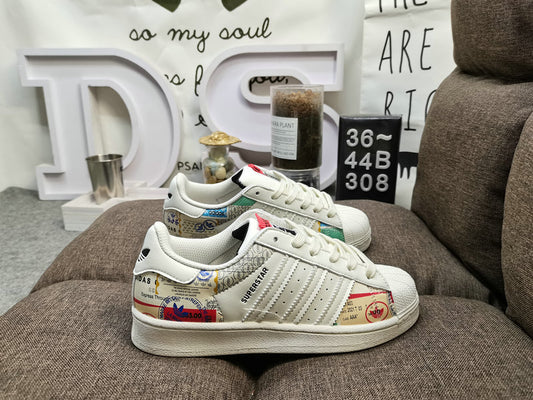 Les baskets Adidas Originals Superstar allient style rétro et confort moderne. Leur silhouette classique à bout et leur emblématique.