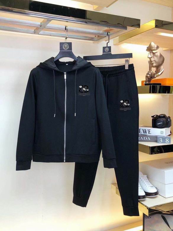 Les ensembles survêtement Balenciaga allient performance et style. Leur design avant-gardiste et leur qualité supérieure. Pas cher. Le moins cher.