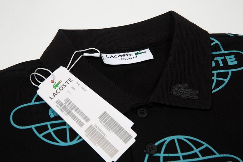 Les polos Lacoste pour homme sont le symbole parfait de l'élégance décontractée, alliant style et confort depuis des générations. Au meilleur prix.