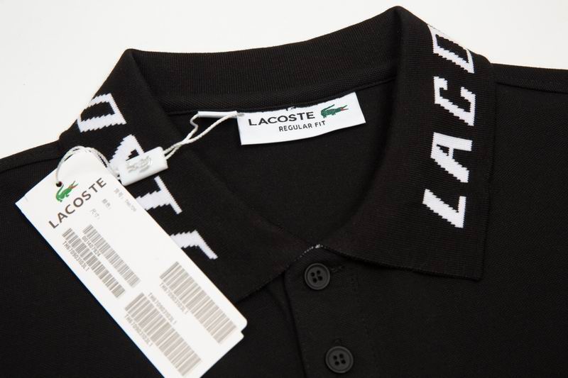 Les polos Lacoste pour homme sont le symbole parfait de l'élégance décontractée, alliant style et confort depuis des générations. Au meilleur prix.
